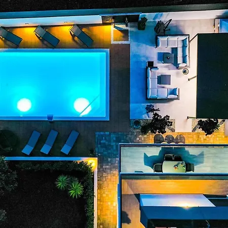 Luxury Experience In Center Of With Heated Pool And Jacuzzi * زادار