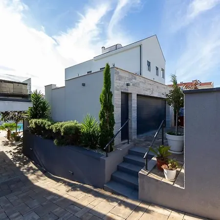 Luxury Experience In Center Of With Heated Pool And Jacuzzi זאדאר