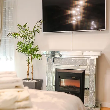 Luxury Experience In Center Of With Heated Pool And Jacuzzi וילה זאדאר
