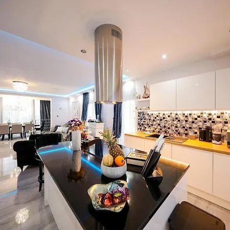 Villa Luxury Experience In Center Of With Heated Pool And Jacuzzi