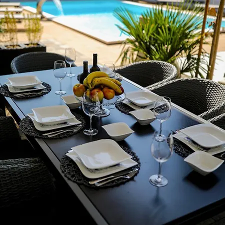 Luxury Experience In Center Of With Heated Pool And Jacuzzi וילה זאדאר