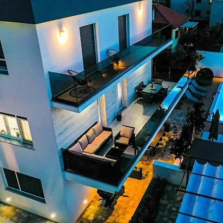 Villa Luxury Experience In Center Of With Heated Pool And Jacuzzi