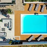 Luxury Experience In Center Of With Heated Pool And Jacuzzi *
