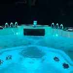 Luxury Experience In Center Of With Heated Pool And Jacuzzi Villa *