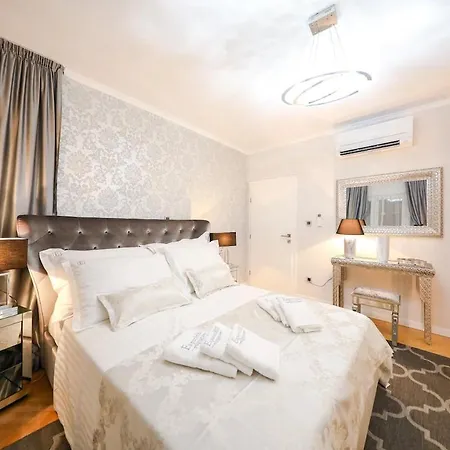 Luxury Experience In Center Of With Heated Pool And Jacuzzi 别墅 *