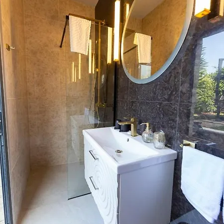 Luxury Experience In Center Of With Heated Pool And Jacuzzi 别墅 扎达尔