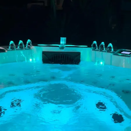 Luxury Experience In Center Of With Heated Pool And Jacuzzi 别墅 *