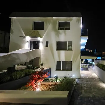 Luxury Experience In Center Of With Heated Pool And Jacuzzi Вілла