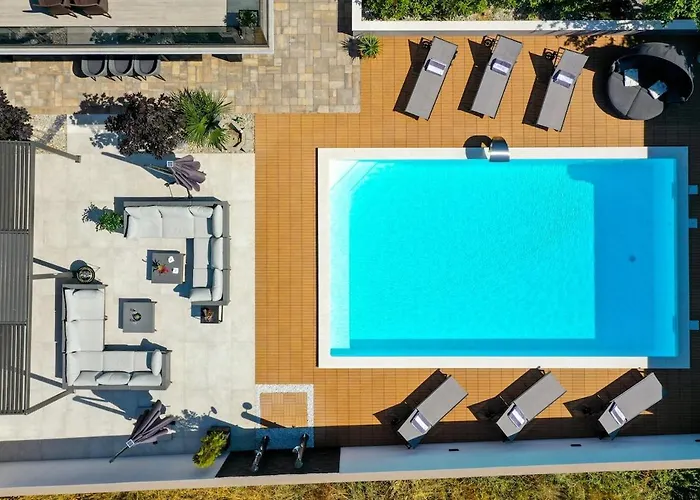 Luxury Experience In Center Of With Heated Pool And Jacuzzi *