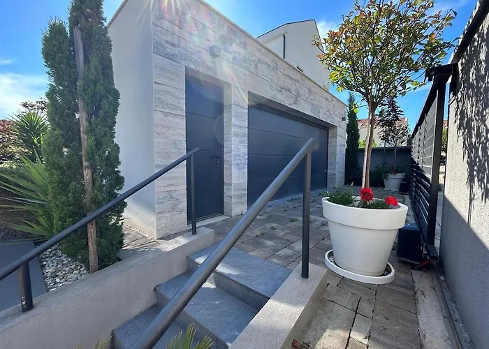 Villa Luxury Experience In Center Of With Heated Pool And Jacuzzi *