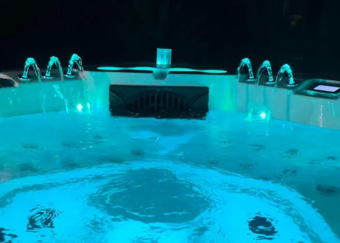 Luxury Experience In Center Of With Heated Pool And Jacuzzi Villa *