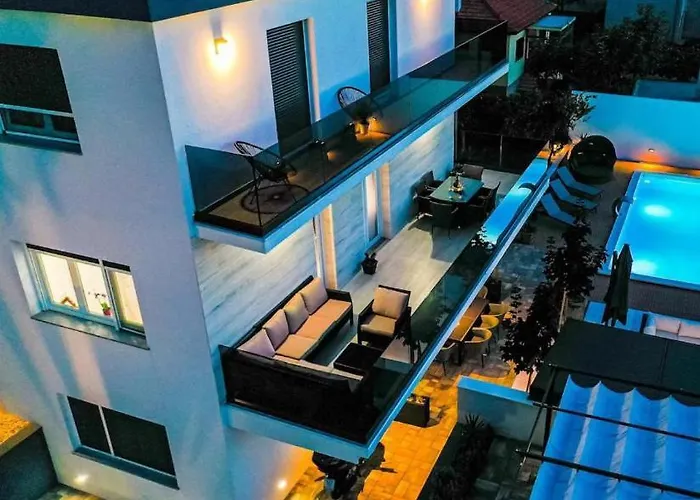 Villa Luxury Experience In Center Of With Heated Pool And Jacuzzi