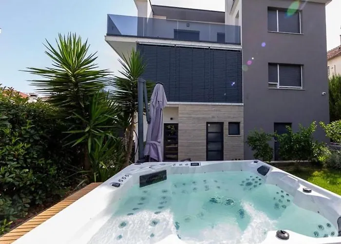 Villa Luxury Experience In Center Of With Heated Pool And Jacuzzi